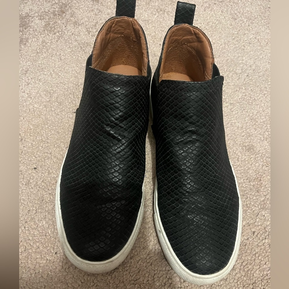Report Axel Women’s ankle height slip on sneakers 7.5